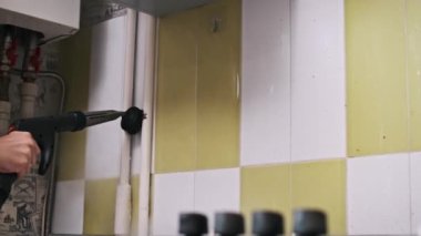 El bilgisayarı, mutfak duvarındaki yağ ve kiri temizlemek için kullanılır. Buhar kiri gevşetiyor ve bakterileri öldürüyor, geriye temiz ve hijyenik bir yüzey bırakıyor.