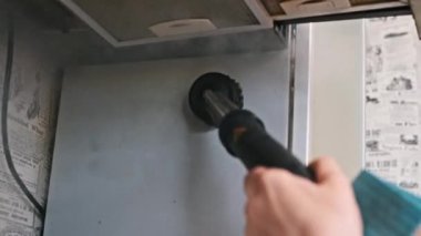 Yakın plan çekimde, el yapımı bir buharlı temizleyicinin titizlikle yağlı mutfak dolaplarında kullanıldığı görülüyor. Buhar kiri ve kiri eritiyor, lekesiz bir son ortaya çıkıyor.