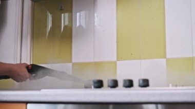 Yuvarlak fırçalı buhar temizleyicisi yağlı mutfak kiremitlerine sıcak buhar püskürterek kiri temizliyor. Buhar inatçı lekeleri eritiyor, kiremitler pırıl pırıl parlıyor.