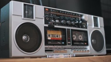 Klasik bir ses cihazının nostaljik çekiciliğini vurgulayan, içine yerleştirilmiş bir kaset kaseti olan klasik bir müzik kutusunun yakın çekim görüntüsü.