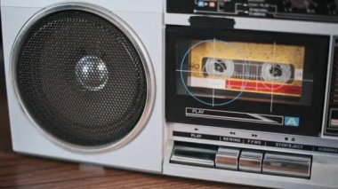 Eski bir kaset kaydedicinin, mekanizmanın karmaşık detaylarını vurgulayan ve nostalji duygusunu uyandıran bir teyple yakın plan görüntüsü..