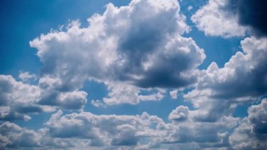 Derin mavi gökyüzünde hareket eden dinamik bulutların büyüleyici zamanlaması dramatik ve hayranlık uyandırıcı bir sahne yaratıyor..