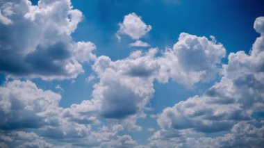 Beyaz bulutların sersemletici 4K zaman çizelgesi derin mavi gökyüzünde zarafetle ilerliyor. Seyahat, doğa ya da ilham verici projeler için ideal bir geçmiş..