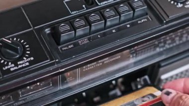 Parmak çıkarma düğmesine basar, ardından klasik bir teybin çalma düğmesine çift tıklama sesi gelir, bu da müzik çalma ile eğlenceli bir etkileşimi ima eder. Analog teknolojinin nostalji ve dokunsal cazibesi