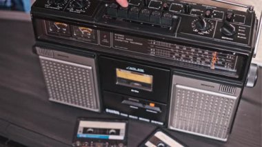 Eski bir teybin kaset kaydını ortaya çıkardığı yakın plan bir çekim. Görüntü bölünme anını yakalıyor ve analog müzik günlerini anımsatıyor..