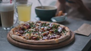 Eritilmiş peynirli, tuzlu soslu ve taze dereotlu BBQ tavuk pizzası. Ağız sulandıran yemek dokusu ve ayrıntıları.