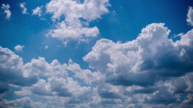 Pofuduk beyaz bulutların büyüleyici zamanlaması canlı mavi bir gökyüzünde sürükleniyor. Barış, özgürlük ya da yaz titreşimlerini iletmek için mükemmel..