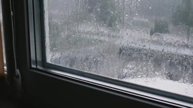 Büyüleyici yağmur damlaları pencere camından aşağı akarken görüntüler fırtınalı şehir caddesinin görüntüsünü bulanıklaştırıyor. Melankoli, barış ve içgözlem duygularını çağrıştırıyor..