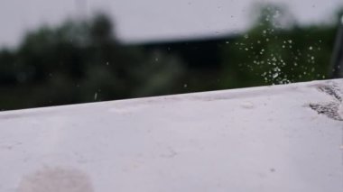 Şiddetli yağmurun pencere eşiğine düşüşünün büyüleyici yavaş çekim görüntüleri. Karmaşık sıçramalar ve desenler yaratıyor. Hava, doğa ve rahatlama temaları için mükemmel..