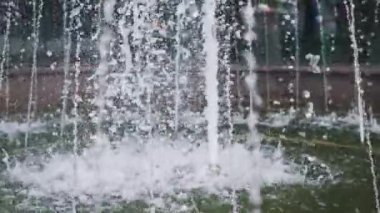 Yavaş çekimde bir fıskiyenin huzurlu güzelliğini hissedin. Köpüklü su püskürtüleri, serin bir kaçış sunan damlacıklardan ve dalgalardan oluşan büyüleyici bir dans yaratıyor..