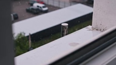 Pencerenin pervazına düşen yağmur damlalarının yavaş çekim görüntüleri hareketli bir şehir caddesinin görüntüsünü bulanıklaştırıyor. Yağmurun gücünü ve güzelliğini aktarmak için mükemmel..