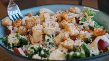 Tavuk, marul, vişneli domates, kızarmış ekmek ve parmesan peynirli Sezar salatası. Akdeniz mutfağı. Sağlıklı gıda kavramı, vejetaryen diyeti.