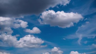 Derin mavi gökyüzünde hareket eden dramatik bulutların büyüleyici zamanlaması, hava ve doğa ile ilgili projeler için mükemmel, ya da kasvetli bir atmosfer yaratmak.