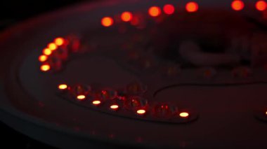 Renk değiştiren bir LED lambayı kapat: mavi, kırmızı, yeşil. Modern ışıklandırma teknolojisi, parti, disko, eğlence konsepti.