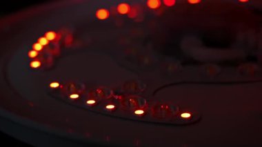 Beyaz, kırmızı, sarı, yeşil, mavi, siyanür ve menekşe arasında bisiklet süren canlı bir renk spektrumunu gösteren LED lambanın yakın çekim görüntüleri.