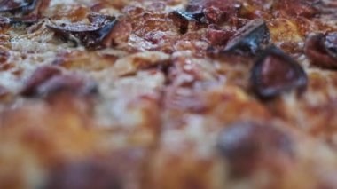 Taze pişmiş pizzanın aşırı yakın çekimi, yapışkan peyniri, lezzetli sosis malzemelerini ve çıtır çıtır kabuğu sergiliyor, yemek blogları, restoran promosyonları ve mutfak görselleri için mükemmel..