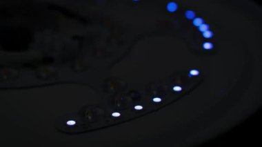 Led lambasının renkleri pürüzsüz bir şekilde değişiyor: mavi, yeşil, mor, sarı. Dinamik ışıklandırma, teknoloji gösterisi.