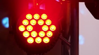 İki yuvarlak LED spot ışıkları renkleri düzgün bir şekilde değiştirir: mavi, yeşil, sarı, mor, kırmızı, canlı ve dinamik bir atmosfer yaratır. Konserler, gece hayatı ve eğlence projeleri için mükemmel..