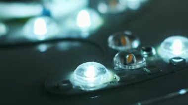 LED diyotların Makro çekimi sıcak ve serin beyaz ışık yayıyor. Elektronik devre kartının görüntüsünü kapat.