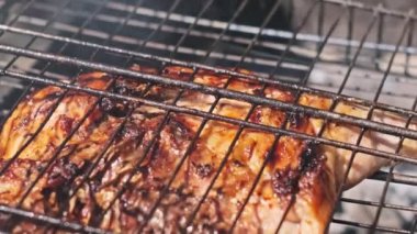 Çiğ şiş şiş şiş şiş, baharatlı, sıcak kömür ızgarasının üzerinde cızırdıyor, dumanı serbest bırakıyor ve lezzetli bir barbekü yemeği vaadi veriyor..