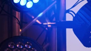 Yakın çekim LED ışıkları renk değiştiriyor: yeşil, mavi, sarı, mor, kırmızı, tasarımlarının karmaşık ayrıntılarını ve parlak aydınlatmalarını gösteriyor. Teknoloji, müzik ve eğlence için mükemmel