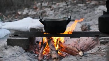 Bir yusufçuk, arka planda bulanık bir akıntıyla çimen sapında dinlenir ve doğanın huzurunu yakalar..
