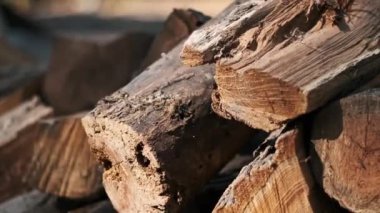 Yakacak odun yığınının yakın plan görüntüsü, doğal dokuları ve sıcak kahverengi tonları vurguluyor..