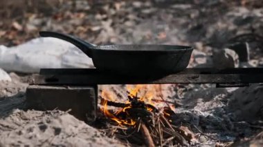 Kamp ateşinde kızarmış tavuk parçaları, açık hava yemeklerinin ve maceraların özünü yakalıyor..