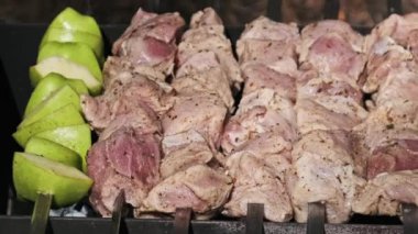 Çiğ domuz eti ve ızgarada pişmeye hazır kabak şişleri. Yaz toplantısı için lezzetli ve sağlıklı bir barbekü seçeneği..