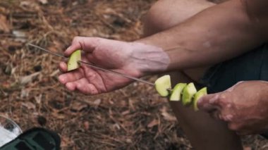 İnsanlar elmalarını dikkatlice bir şişe geçirir. Ormanda barbekü ya da piknik için sağlıklı ve lezzetli bir ziyafet hazırlarlar..