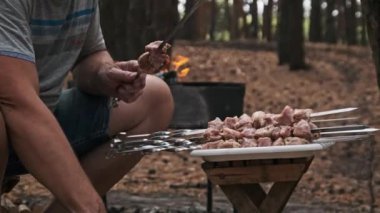 Çiğ domuz eti şiş kebap için mangal kömüründe kızarmaya hazır şiş kebap, mangalda ateş. Şişe geçirilmiş et, açık havada