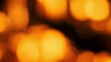 Yumuşak, parıldayan, altın bokeh ışıkları yavaşça kayar ve parıldar, büyülü ve ruhani bir atmosfer yaratır. Bu görüntü herhangi bir projeye biraz sıcaklık ve merak katmak için mükemmel..