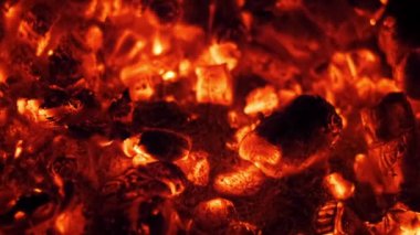 Parlayan közlerin yakın çekimi ısı ve ışık yayar. Yangın, enerji ya da sıcak bir ortam yaratmak için mükemmel bir proje..