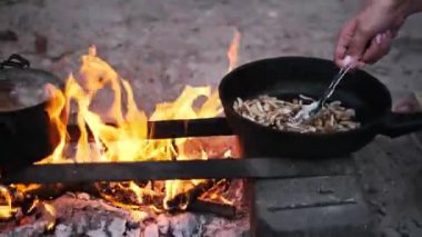 Soğanlar şenlik ateşinde tavada kızartılır. O, en yakın bir yerde, kaynar su içeceksiniz. Olağanüstü koşullarda hayatta kalma ve doğada yemek pişirme kavramı.