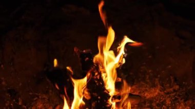 Yoğun turuncu alevler dans ediyor ve siyah arka planda çarpıcı bir şekilde titriyor. Isı ve ışık, enerji, tehlike ve dönüşüm temalarını çağrıştıran güçlü ve soyut bir görsel yaratıyor.