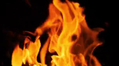 Yoğun turuncu ve sarı alevler siyah bir zemin üzerinde yükselir ve ısı ve enerjinin büyüleyici bir görüntüsünü yaratır. Bu dinamik alevler bir güç ve tehlike hissi uyandırıyor.