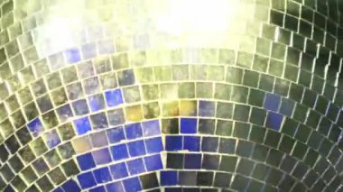 Klasik bir disko topu döner, göz kamaştırıcı mavi ışık ışınlarını yansıtır, büyüleyici bir manzara yaratır. Parti sahneleri, gece kulübü görüntüleri ve eğlence projeleri için mükemmel..