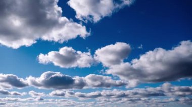 Yumuşak beyaz bulutlar bu büyüleyici zaman atlamasında derin mavi gökyüzünde hareket eder. Çeşitli projeler için mükemmel dinamik bir sahne.