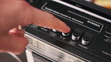 Retro teybin çalma tuşuna basan parmağın yakın plan görüntüsü. 80 'ler ve 90' ların müzikleri için mükemmel bir proje..