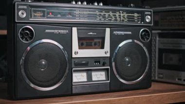 VU sayaçları ve kasetçaları olan klasik teyp kasetçaların detaylı görüntüleri. Nostaljik, 80 'ler, müzik ve retro projeler için mükemmel..