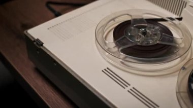 Kahverengi bant sarmalı baştan aşağı bir teyp kayıt cihazı perspektifi. Nostalji, retro tasarım ya da ses teknolojisinin tarihini anımsatan projeler için mükemmel..