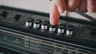 Klasik bir teyp kasetçaların çalma tuşuna basan parmağın yakın plan görüntüsü. Müzik, nostalji ve teknoloji projeleri için ideal..