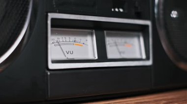 Retro teypteki VU sayaçlarının detaylı görüntüsü. Hafif iğne hareketi görsel ilgiyi arttırıyor. Nostaljik video projeleri için ideal.