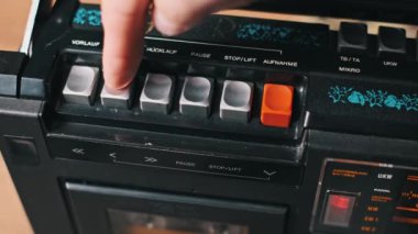 Retro teypte parmaklar çalınır. Klasik ses, müzik ve 80 'lerin nostaljisi üzerine projeler için mükemmel..