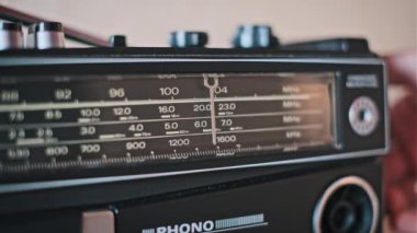 Analog ayar göstergesini gösteren klasik radyo frekanslarının yakın plan görüntüsü. Retro teknoloji ve müzik tarihi projeleri için mükemmel..