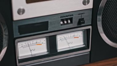 Makro çekim, retro kaset destesinin VU sayaçlarına odaklanıyor. İğne hareketi, müzik veya klasik temalı projeler için ideal olan bu çekime dinamik bir element ekler..