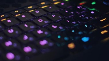 Canlı RGB ışıklandırmalı arka plan klavyesine yakın çekim, teknoloji, oyun ve kodlama projeleri için ideal.