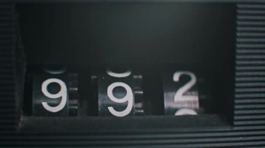 Sayıların değiştiğini gösteren klasik mekanik bir sayaç sayacının yakın plan görüntüsü. Soyut, teknoloji ya da retro projeler için harika.