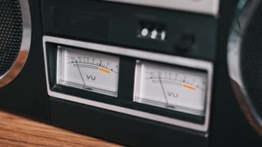 VU metre ve kontrollü klasik kaset çaların detaylı yakın çekim görüntüleri. Geçmişe dönük ya da nostaljik hislere ihtiyaç duyan projeler için mükemmel..