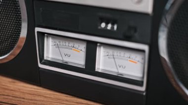Retro boombox VU metreleri ince hareketle büyüleyici bir yakın çekim. Nostaljik, antika teknoloji gerektiren projeler için ideal. Dinamik hareketlere odaklanır.